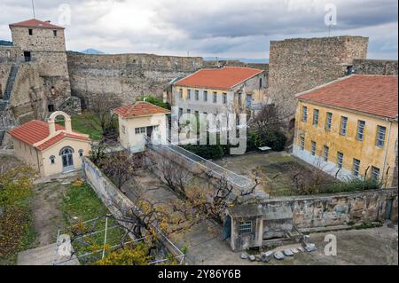 Das Heptapyrgion oder Yedikule (Sieben Türme), eine ehemalige Festung, später ein Gefängnis und heute ein Museum in Thessaloniki, Griechenland. Panoramablick auf das Gebäude Stockfoto