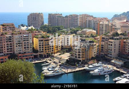 Stadtbild des Fürstentums auf Monaco: Panoramablick auf den Hafen und die Hotels im Viertel Fontvielle von Monaco vom Kap d'Ail Stockfoto