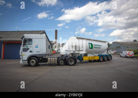 Ein Lkw mit dem neuen Branding des Unternehmens, der in die Produktionsstätte des Padeswood Works von Heidelberg Materials in Mold, Flintshire, Nordwales, eintrifft. Heid Stockfoto