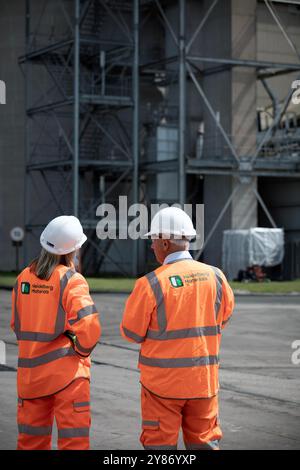 Simon Willis (rechts), CEO des Vereinigten Königreichs, im Bild in der Zementproduktionsanlage des Padeswood Works von Heidelberg Materials in Mold, Flintshire, Nordwales. Er Stockfoto