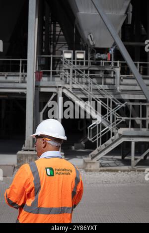 Simon Willis, CEO des Vereinigten Königreichs, wurde in der Zementproduktionsanlage des Padeswood Works von Heidelberg Materials in Mold, Flintshire, Nordwales, abgebildet. Heidelberg Stockfoto