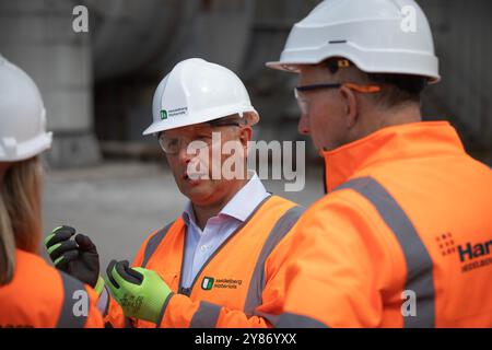 Simon Willis (Mitte), CEO des Vereinigten Königreichs, im Bild in der Zementproduktionsanlage des Padeswood Works von Heidelberg Materials in Mold, Flintshire, Nordwales. H Stockfoto