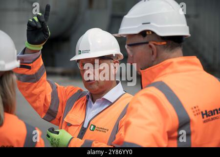 Simon Willis (Mitte), CEO des Vereinigten Königreichs, im Bild in der Zementproduktionsanlage des Padeswood Works von Heidelberg Materials in Mold, Flintshire, Nordwales. H Stockfoto