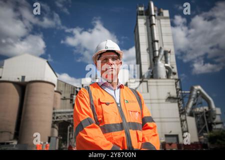 Simon Willis, CEO des Vereinigten Königreichs, wurde in der Zementproduktionsanlage des Padeswood Works von Heidelberg Materials in Mold, Flintshire, Nordwales, abgebildet. Heidelberg Stockfoto