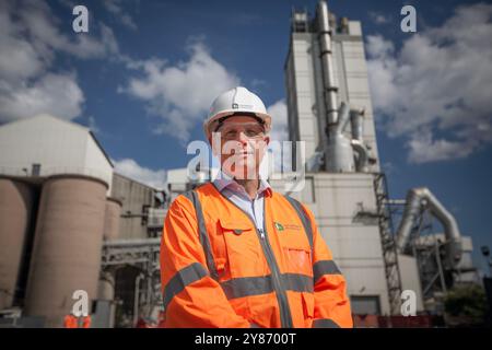 Simon Willis, CEO des Vereinigten Königreichs, wurde in der Zementproduktionsanlage des Padeswood Works von Heidelberg Materials in Mold, Flintshire, Nordwales, abgebildet. Heidelberg Stockfoto