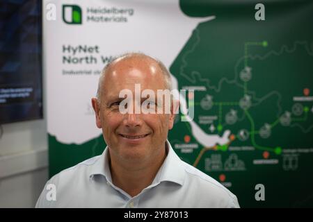 Simon Willis, CEO des Vereinigten Königreichs, wurde in der Zementproduktionsanlage des Padeswood Works von Heidelberg Materials in Mold, Flintshire, Nordwales, abgebildet. Heidelberg Stockfoto