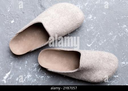 Warme Winterfrauen Wollschuhe auf dem Boden. Platz für Text kopieren. Stockfoto