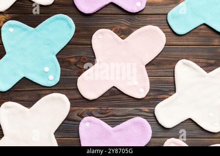 Umweltfreundliche wiederverwendbare Stoff Damenpads. Set von bunten hellen wiederverwendbaren Menstruationskissen. Zero Waste Frau Perioden Konzept Draufsicht mit Kopierraum. Stockfoto