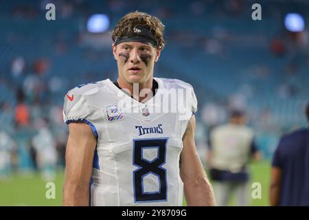 Miami Gardens, FL, USA; Tennessee Titans Quarterback will Levis (8) während des Vorspiels vor einem Spiel der NFL gegen die Miami Dolphins am Montag, Stockfoto