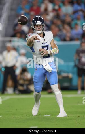 Miami Gardens, FL USA; Tennessee Titans Quarterback will Levis (8) übergibt den Ball im ersten Quartal während eines NFL-Spiels gegen die Miami Dolphins Stockfoto