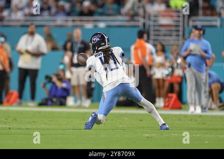 Miami Gardens, FL USA; Tennessee Titans Wide Receiver DeAndre Hopkins (10) macht den Fang von Quarterback will Levis (8) während eines NFL-Spiels gegen Stockfoto