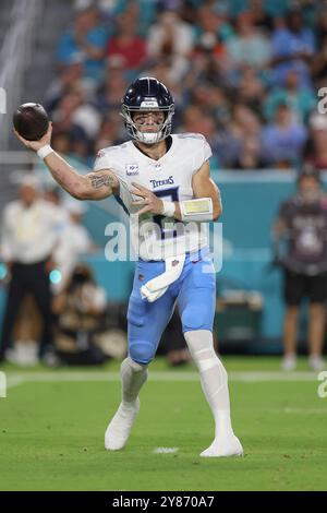 Miami Gardens, FL USA; Tennessee Titans Quarterback will Levis (8) übergibt den Ball im ersten Quartal während eines NFL-Spiels gegen die Miami Dolphins Stockfoto