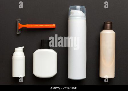 Rasierer-Set. Schermaschine, Handtuch, Lotion und Rasierschaum auf farbigem Hintergrund. Herren Bad Accessoires Draufsicht. Stockfoto