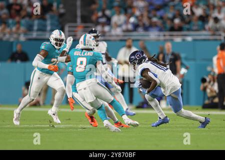 Miami Gardens, FL USA; Tennessee Titans Wide Receiver DeAndre Hopkins (10) macht den Fang von Quarterback will Levis (8) und dreht sich um, um mit dem zu laufen Stockfoto