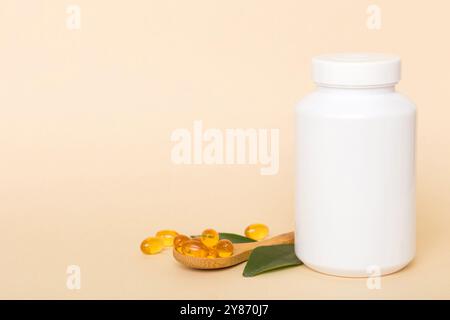 Omega-3 Kapseln liegen in einer weißen Flasche auf einem Tisch mit grünem Blatthintergrund. Fischöltabletten. Biologisch aktive Zusatzstoffe. omega 6, Omega 9, Vitam Stockfoto