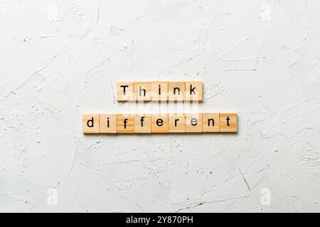 Denken Sie an ein anderes Wort, das auf einem Holzblock steht. Denken Sie an einen anderen Text auf dem Tisch, Konzept. Stockfoto