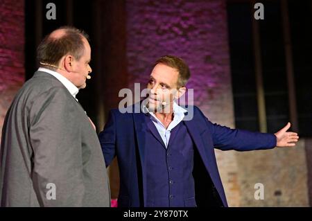 Markus Majowski und Julian Weigend bei der Premiere des Theaterstücks Jedermann in der Parochialkirche. Berlin, 02.10.2024 *** Markus Majowski und Julian Weigend bei der Uraufführung des Stücks Jedermann in der Parochialkirche Berlin, 02 10 2024 Foto:XM.xWehnertx/xFuturexImagex jedermann 4030 Stockfoto