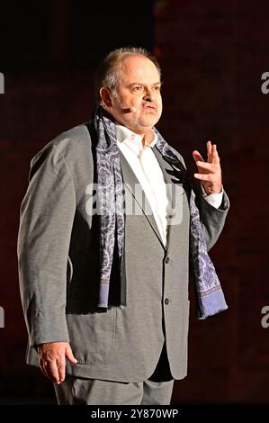 Markus Majowski bei der Premiere des Theaterstücks Jedermann in der Parochialkirche. Berlin, 02.10.2024 *** Markus Majowski bei der Uraufführung des Stücks Jedermann in der Parochialkirche Berlin, 02 10 2024 Foto:XM.xWehnertx/xFuturexImagex jedermann 4022 Stockfoto