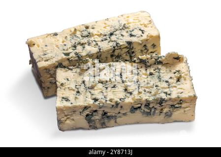 Gorgonzola-Käse, Scheiben von typisch italienischem Blauschimmelkäse, isoliert auf weiß, mit Schneidepfad im Preis inbegriffen Stockfoto