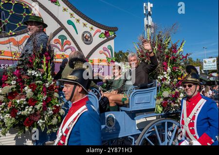 München, Einzug der Wiesnwirte zum 189. Oktoberfest auf der Theresienwiese, ob Dieter Reiter mit Ehefrau Petra *** München, die Oktoberfestveranstalter betreten die Theresienwiese zum 189. Oktoberfest, Bürgermeister Dieter Reiter mit seiner Frau Petra Stockfoto