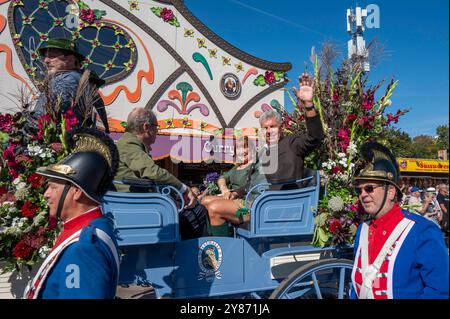 München, Einzug der Wiesnwirte zum 189. Oktoberfest auf der Theresienwiese, ob Dieter Reiter mit Ehefrau Petra *** München, die Oktoberfestveranstalter betreten die Theresienwiese zum 189. Oktoberfest, Bürgermeister Dieter Reiter mit seiner Frau Petra Stockfoto