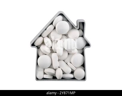 Haus mit Haufen von Medizin weißen Pillen isoliert auf weißem Hintergrund mit Beschneidungspfad Stockfoto