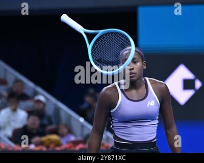 Peking, China. Oktober 2024. Coco Gauff aus den Vereinigten Staaten reagierte im Viertelfinale der Frauen gegen Yuliia Starodubtseva aus der Ukraine beim Tennis-Turnier der China Open 2024 in Peking, China, 3. Oktober 2024. Quelle: Zhang Long/Xinhua/Alamy Live News Stockfoto