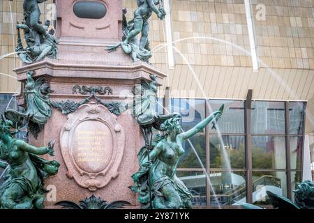 Der Mendebrunnen auf dem Augustusplatz im Zentrum von Leipzig, direkt vor dem Gewandhaus *** der Mendebrunnen-Brunnen am Augustusplatz im Zentrum von Leipzig, direkt vor dem Gewandhaus Stockfoto