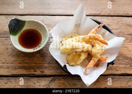 Chinesische Tempura-Krabben, serviert in einem Korb mit Sojasauce Dip Stockfoto