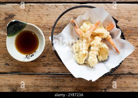 Chinesische Tempura-Krabben, serviert in einem Korb mit Sojasauce Dip Stockfoto