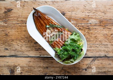 Gegrilltes Unagi-Süßwasser-Aalloin serviert mit Meeresgras Stockfoto