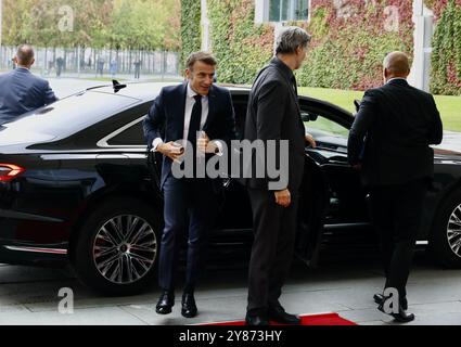 Berlin, Deutschland, 2. Oktober 2024. Bundeskanzler Olaf Scholz begrüßt den französischen Präsidenten Emmanuel Macron im Kanzleramt in Berlin. Stockfoto