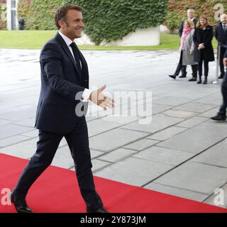 Berlin, Deutschland, 2. Oktober 2024. Bundeskanzler Olaf Scholz begrüßt den französischen Präsidenten Emmanuel Macron im Kanzleramt in Berlin. Stockfoto