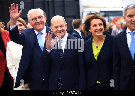 Feierlichkeiten zum Tag der Deutschen Einheit Schwerin, 03.10.2024 Feierlichkeiten zum Tag der Deutschen Einheit in Schwerin vlnr Elke Büdenbender, Ehefrau von Bundespräsident Frank- Walter Steinmeier, Bundeskanzler Olaf Scholz und seine Ehefrau Brita Ernst Mecklenburg - Vorpommern Deutschland *** Feierlichkeiten zum Tag der Deutschen Einheit Schwerin, 03 10 2024 Feierlichkeiten zum Tag der Deutschen Einheit in Schwerin von links nach rechts Elke Büdenbender Ehefrau, Ehefrau von Bundespräsident Frank Walter Büdenbender Bundeskanzler Olaf Scholz und seine Frau Brita Ernst Mecklenburg Vorpommern Copyright: xMat Stockfoto