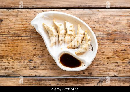 Chinesische Hühnchen-Gyoza-Knödel mit Sojasauce-Dip Stockfoto