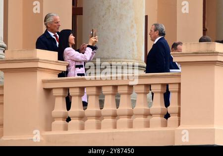 Feierlichkeiten zum Tag der Deutschen Einheit Schwerin, 03.10.2024 Feierlichkeiten zum Tag der Deutschen Einheit in Schwerin. Im Bild: Ex- Bundeskanzler Gerhard Schröder und seine Frau Seon Kim auf dem Balkon des Mecklenburgischen Staatstheaters machen ein Selfi Mecklenburg - Vorpommern Deutschland *** Feiern zum Tag der Deutschen Einheit Schwerin, 03 10 2024 Feiern zum Tag der Deutschen Einheit in Schwerin im Bild Ex Bundeskanzler Gerhard Schröder und seine Frau Seon Kim auf dem Balkon des Mecklenburgischen Landesurhebertheaters Mecklenburg Stockfoto