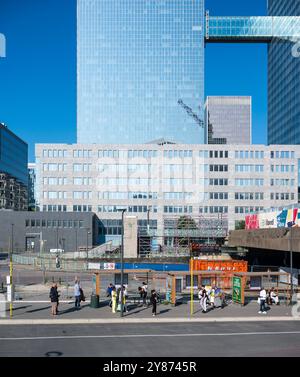 Bushaltestelle de Lijn und STIB-MIVB im Bezirk Brüssel Nord, Belgien, 21. September 2024 Stockfoto