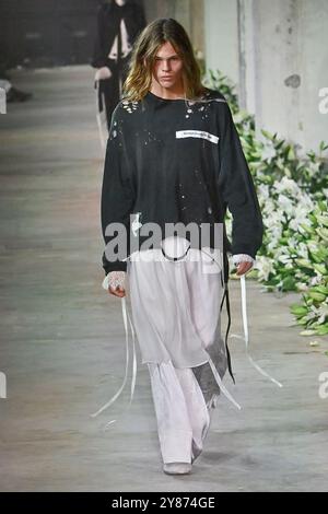 Paris, Frankreich. September 2024. Model ist auf dem Catwalk der Ann Demeulemeester Fashion Show während der Frühjahr Sommer 2025 Collections Fashion Show auf der Paris Fashion Week am 28. September 2024 zu sehen (Foto: Jonas Gustavsson/SIPA USA) Credit: SIPA USA/Alamy Live News Stockfoto