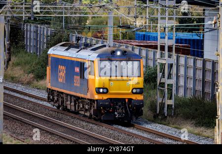 Die GB Railfreight Betrieb eine leichte Lokomotive der Baureihe 92, 92020, die DIRFT, Crick, Northants auf ihrem Weg nach Wembley TMD überquerte. Stockfoto