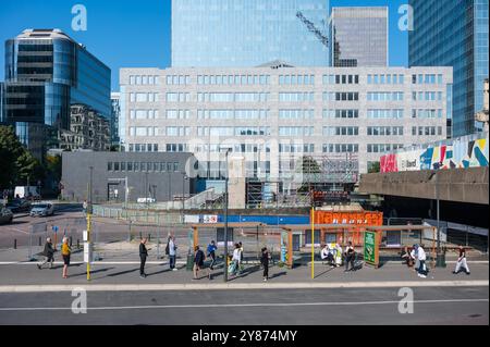 Bushaltestelle de Lijn und STIB-MIVB im Bezirk Brüssel Nord, Belgien, 21. September 2024 Stockfoto