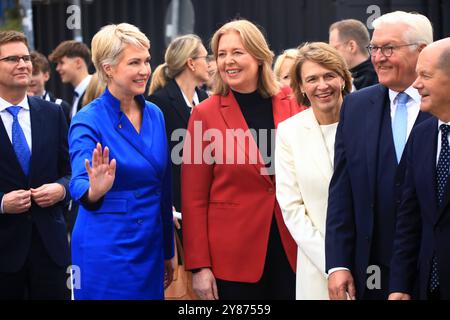 Feierlichkeiten zum Tag der Deutschen Einheit Schwerin, 03.10.2024 Feierlichkeiten zum Tag der Deutschen Einheit in Schwerin Ministerpräsidentin Manuela Schesig , Bundestagspräsidentin Bärbel Bas, Elke Büdenbender, Ehefrau von Bundespräsident Frank- Walter Steinmeier 2024, Bundeskanzler Olaf Scholz Mecklenburg - Vorpommern Stockfoto