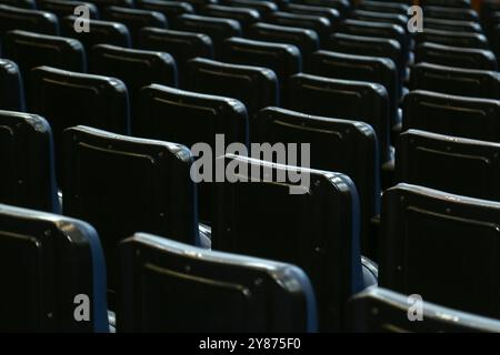 Goiânia GOIAS BRASILIEN - 24. SEPTEMBER 2024: Reihen leerer Sitzplätze im Theater. Stockfoto