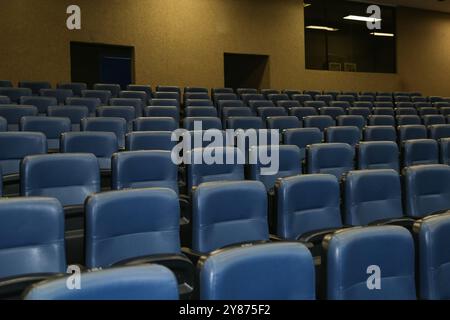 Goiânia GOIAS BRASILIEN - 24. SEPTEMBER 2024: Reihen leerer Sitzplätze im Theater. Stockfoto