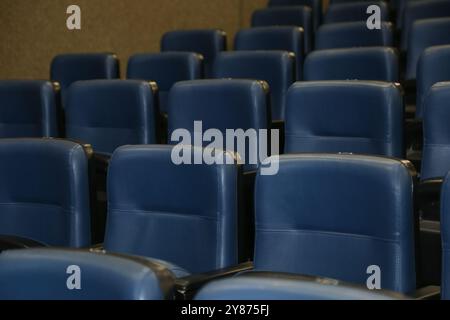 Goiânia GOIAS BRASILIEN - 24. SEPTEMBER 2024: Reihen leerer Sitzplätze im Theater. Stockfoto