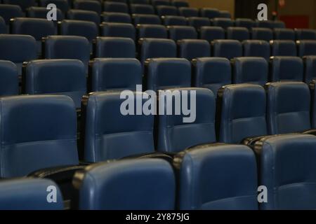 Goiânia GOIAS BRASILIEN - 24. SEPTEMBER 2024: Reihen leerer Sitzplätze im Theater. Stockfoto