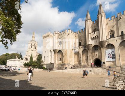 Menschen laufen vor dem Papstpalast in Avignon, Frankreich Stockfoto