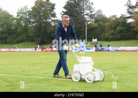 Aschheim, Deutschland. Oktober 2024. Aschheim, Deutschland, 3. Oktober 2024: Grundmann zeichnet die Linien vor dem 2. Frauen-Bundesliga-Spiel zwischen dem FC Bayern München II und dem VfL Bochum im Sportpark Aschheim. (Sven Beyrich/SPP) Credit: SPP Sport Press Photo. /Alamy Live News Stockfoto