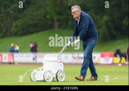 Aschheim, Deutschland. Oktober 2024. Aschheim, Deutschland, 3. Oktober 2024: Grundmann zeichnet die Linien vor dem 2. Frauen-Bundesliga-Spiel zwischen dem FC Bayern München II und dem VfL Bochum im Sportpark Aschheim. (Sven Beyrich/SPP) Credit: SPP Sport Press Photo. /Alamy Live News Stockfoto