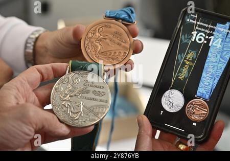 Brüssel, Belgien Oktober 2024. Eine Nahaufnahme der Medaillen bei der Übergabe der Replik-Medaillen, die Judoka Vandecaveye im BOIC-Hauptquartier gestohlen hat, Donnerstag, den 03. Oktober 2024 in Brüssel. Vandecaveye wurde Ende November ihre Silbermedaille aus Atlanta 1996 und ihre Bronzemedaille aus Sydney 2000 auf einem Tiefgarage in der Nähe des Gare du Midi gestohlen. BELGA PHOTO ERIC LALMAND Credit: Belga News Agency/Alamy Live News Stockfoto