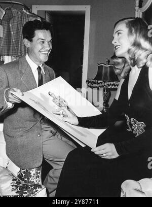 Kostümdesigner JEAN LOUIS und LIZABETH SCOTT in einem freimütigen Publicity-Foto von DEAD RECKONTING 1947 Regisseur JOHN CROMWELL Kleider von JEAN LOUIS Foto von JOE WALTERS Columbia Pictures Stockfoto